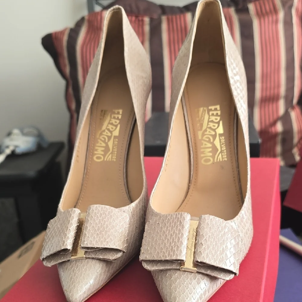 Salvatore Ferragamo Textured Beige Heels - Picture 5 of 7
